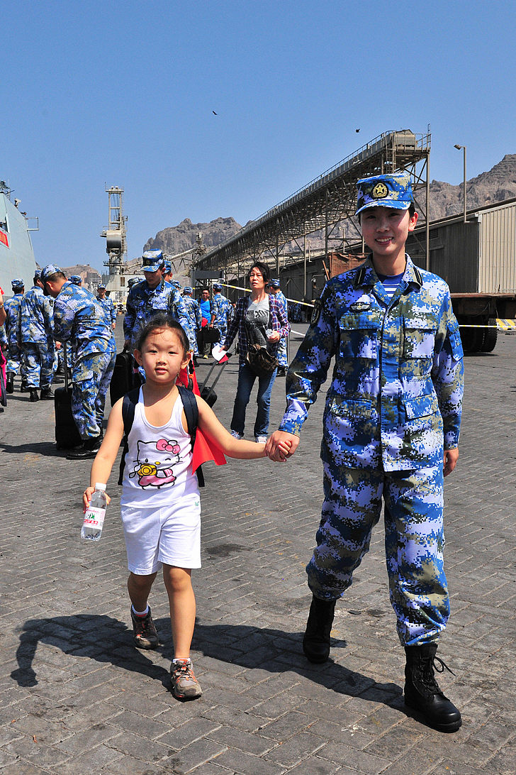 【個案】中國派軍艦撤僑 10國公民齊上船